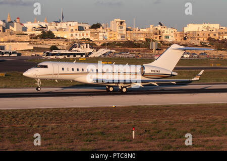 Grande entreprise Bombardier Global Express jet airplane gardant son nez jusqu'à l'atterrissage à Malte au coucher du soleil Banque D'Images