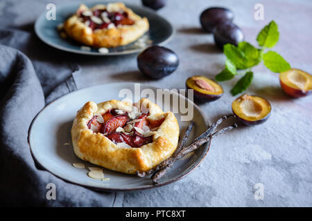 Mini galettes traditionnelles de prune avec des tranches d'amandes Banque D'Images