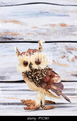 Cute owl artisanal en bois. Belle statue de chouette en bois rétro sur fond de bois. En bois d'artisanat symbole de sagesse. Banque D'Images