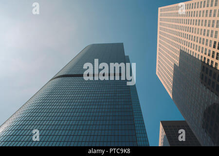 Vue faible de très grands sky scrapers en plein jour Banque D'Images