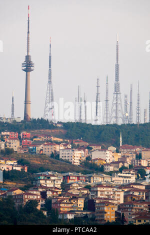 Camlica TRT tour de télévision et d'autres tours de communication au-dessus de logements et d'appartements à Uskudar, Istanbul, Turquie Banque D'Images