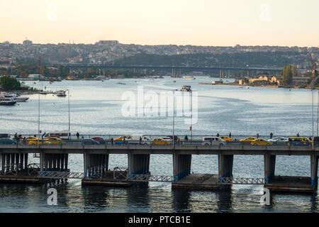 Ponts au-dessus de la Corne d'Or à Istanbul, Turquie Banque D'Images