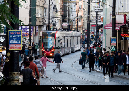 Tramway en tramway et piétons à Marmay, Istanbul, Turquie Banque D'Images