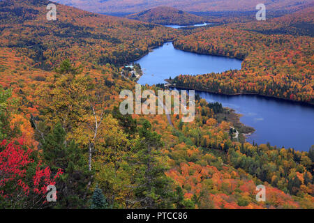 Parc National du Mont Tremblant aux couleurs de l'automne, Canada Banque D'Images