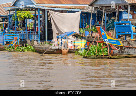 Siem Reap, Cambodge - Avril 11, 2018 : l'un des villages flottants autour de Siem Reap sur le lac Tonle Sap couvertes de jacinthes d'eau envahissante avec elle Banque D'Images