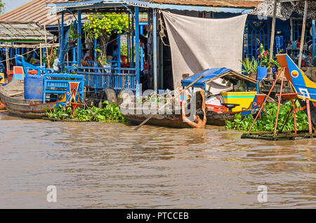 Siem Reap, Cambodge - Avril 11, 2018 : l'un des villages flottants autour de Siem Reap sur le lac Tonle Sap couvertes de jacinthes d'eau envahissante avec elle Banque D'Images