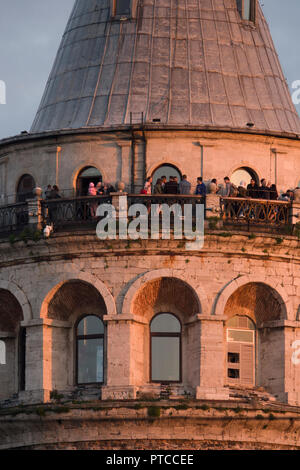 Les gens à l'affût de la plate-forme de la tour de Galata à Istanbul, Turquie Banque D'Images