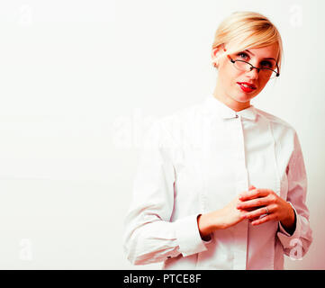 Femme d'émotions dans les verres, cheveux blonds sur bac blanc Banque D'Images