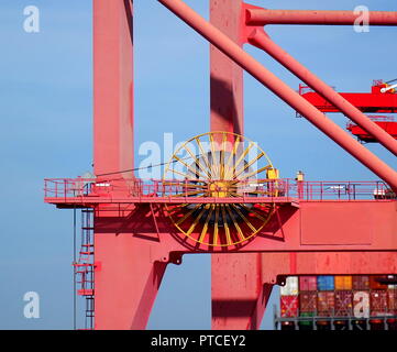 Détail d'une grande grue utilisée pour le chargement des conteneurs sur les bateaux Banque D'Images