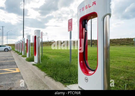 WAXAHACHIE, Texas, USA - 1 octobre 2018 - Destination Tesla station Chargeur situé à côté de l'Interstate I-35. Il y a un grand réseau de plus en plus et le CAC Banque D'Images