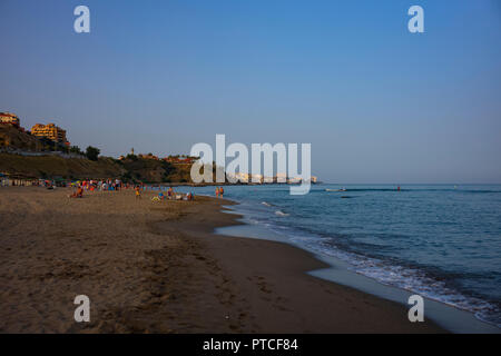 Une soirée sur la plage à Coata del Sol, Fuengirola, Espagne. Banque D'Images