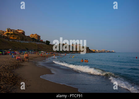 Une soirée sur la plage à Coata del Sol, Fuengirola, Espagne. Banque D'Images