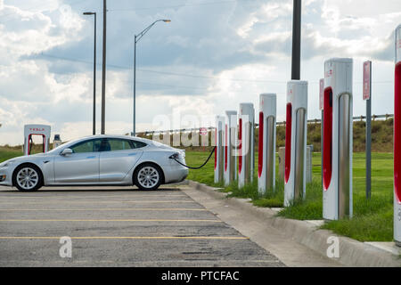 WAXAHACHIE, Texas, USA - 1 octobre 2018 - Destination Tesla station Chargeur situé à côté de l'Interstate I-35. Il y a un grand réseau de plus en plus et le CAC Banque D'Images