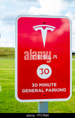 WAXAHACHIE, Texas, USA - 1 octobre 2018 - Destination Tesla station Chargeur situé à côté de l'Interstate I-35. Il y a un grand réseau de plus en plus et le CAC Banque D'Images