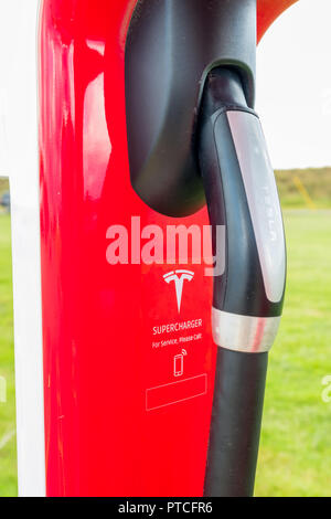 WAXAHACHIE, Texas, USA - 1 octobre 2018 - libre de Tesla connecteur du chargeur. Il y a un grand réseau de plus en plus et des endroits accessibles pour garder T Banque D'Images