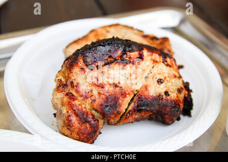 Deux pièces barbecue bien fait dans une assiette sur une table. Banque D'Images