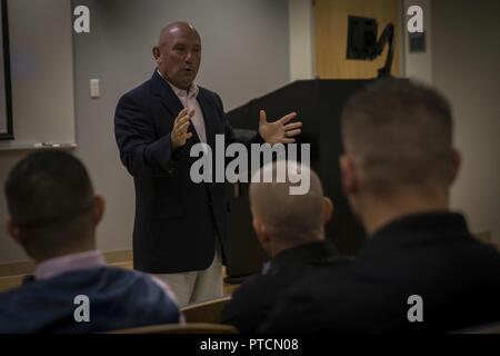 U.S. Marine Brigue. Le général Austin 'Sparky' Renforth parle aux recruteurs de de recrutement pendant la commande de Portsmouth's monthly période de formation tenue à la survie, évasion, résistance et échapper à l'école le Portsmouth Naval Shipyard à Kittery (Maine), 12 juillet 2017. Renforth a parlé aux Marines américains à propos de leurs contributions à l'effort national de recrutement. Renforth est le général commandant du Corps des marines de l'Île Parris rempoter recruter, S.C., et Marine Corps commande Recrutement Recrutement à l'Est de la région. Banque D'Images