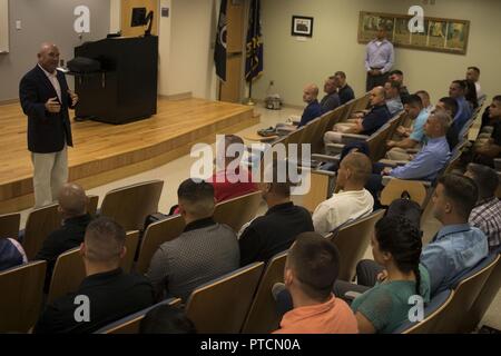 U.S. Marine Brigue. Le général Austin 'Sparky' Renforth parle aux recruteurs de de recrutement pendant la commande de Portsmouth's monthly période de formation tenue à la survie, évasion, résistance et échapper à l'école le Portsmouth Naval Shipyard à Kittery (Maine), 12 juillet 2017. Renforth a parlé aux Marines américains à propos de leurs contributions à l'effort national de recrutement. Renforth est le général commandant du Corps des marines de l'Île Parris rempoter recruter, S.C., et Marine Corps commande Recrutement Recrutement à l'Est de la région. Banque D'Images