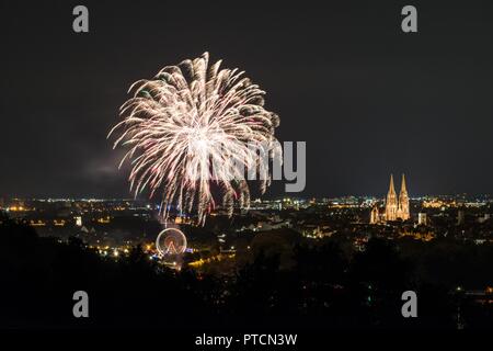 Les artifices de l'Herbstdult avec roue de Ferris et cathédrale de Regensburg, Allemagne Banque D'Images