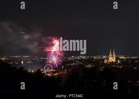 Les artifices de l'Herbstdult avec roue de Ferris et cathédrale de Regensburg, Allemagne Banque D'Images