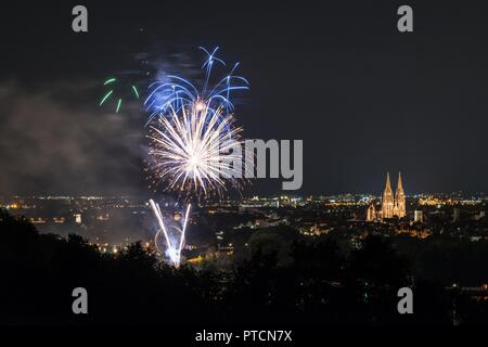Les artifices de l'Herbstdult avec roue de Ferris et cathédrale de Regensburg, Allemagne Banque D'Images