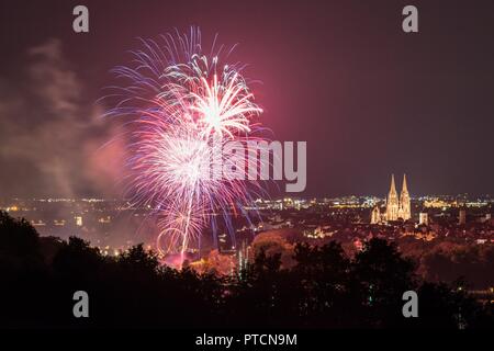 Les artifices de l'Herbstdult avec roue de Ferris et cathédrale de Regensburg, Allemagne Banque D'Images