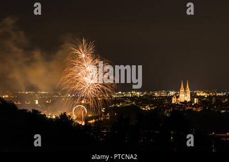 Les artifices de l'Herbstdult avec roue de Ferris et cathédrale de Regensburg, Allemagne Banque D'Images