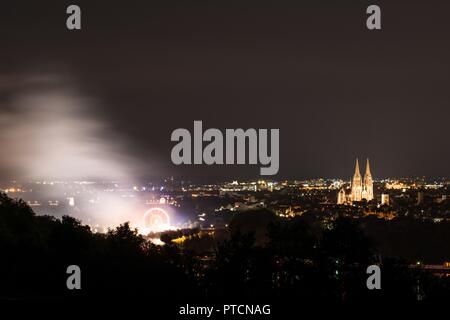 Les artifices de l'Herbstdult avec roue de Ferris et cathédrale de Regensburg, Allemagne Banque D'Images