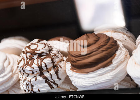 Grand, grand œuf cuit au chocolat à la meringue en gros plan la fenêtre de magasin en Italie, dessert sur l'affichage en boulangerie café italien gastronomique Banque D'Images