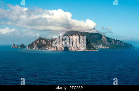 Île de Capri vu de Punta Campanella à Sorrento, Naples, Italie Banque D'Images