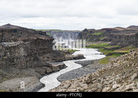 Cascade de Dettifoss Islande river canyon, l'eau, Gris gris Gris rocky cliff et personne dans le Parc National de Vatnajökull Banque D'Images