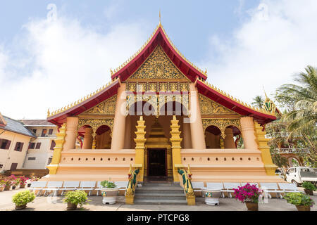 Wat Ong Teu Mahawihan (Temple du Bouddha lourd), un monastère bouddhiste, à Vientiane, au Laos, au cours d'une journée ensoleillée. Banque D'Images