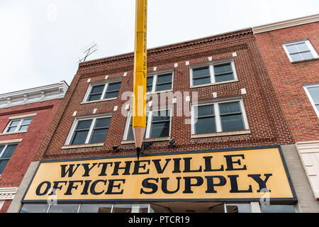 Wytheville, USA - Le 19 avril 2018 : Petit village ville signe pour les fournitures de bureau dans le sud de la Virginie avec plus grand extérieur crayon Banque D'Images