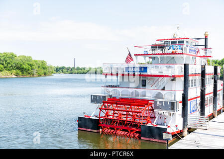 Montgomery, États-Unis - 21 Avril 2018 : état extérieur de l'Alabama ferry cruise ship Harriott signer au cours de journée ensoleillée avec de vieux, l'architecture historique, cuisine américaine Banque D'Images