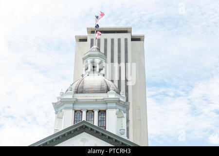 Tallahassee, Etats-Unis - le 26 avril 2018 : Extérieur State Capitol building en Floride au cours de journée ensoleillée à l'architecture moderne de gouvernement, drapeaux Banque D'Images