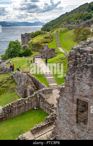 Les touristes explorer les ruines de château d'Urquhart sur les rives du Loch Ness, Highlands, Écosse Banque D'Images