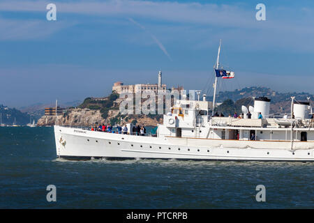 USS Potomac (AG-25) - Franklin Delano Roosevelt's yacht, lancé en 1934, Voiles passé Alcatraz Prison dans la baie de San Francisco, Californie, USA Banque D'Images