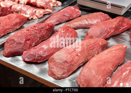 Asoortment de matières filet de boeuf de la viande au marché de fermiers. Compteur Metal avec beaucoup de grandes plaques de de veau et de porc frais à boucherie de gros. Banque D'Images