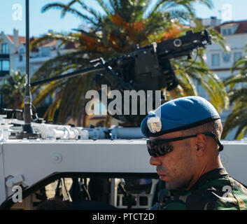 Close up of United tiers soldat de maintien avec béret bleu et le réservoir en arrière-plan - concept de maintien de la paix en temps de guerre Banque D'Images