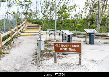 Signer pour de vieux pont de Bahia Honda Trail State Park pendant la journée coucher soleil soir à Florida Keys, avec un chemin de randonnée Banque D'Images