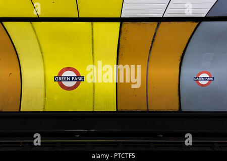 Londres, Royaume-Uni - 26 juin 2018 : Underground tube avec Metro Subway train coloré mur dans la zone du district de la station Green Park, personne sur la plate-forme ferroviaire, Banque D'Images