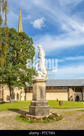 Statue de bataille de Trafalgar hero de l'amiral Lord Horatio Nelson dans le parc de la Cathédrale, Norwich, Norfolk, East Anglia, Angleterre, Royaume-Uni Banque D'Images