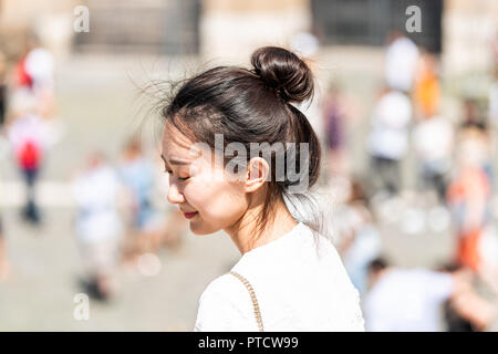 Rome, Italie - le 4 septembre 2018 : Closeup portrait of young Asian woman portrait visage sur street dans le centre-ville historique de prendre photo devant Banque D'Images