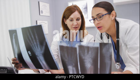 2 collègues médecins discutant des rayons x des patients à l'intérieur de la clinique de bureau Banque D'Images