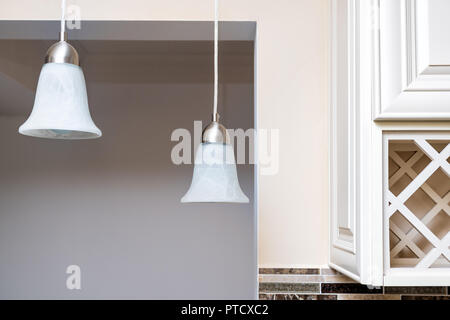 Libre de deux lampes de plafond suspendu dans la cuisine avec un mur, dosseret, meubles blancs modernes dans la maison, maison, appartement Banque D'Images