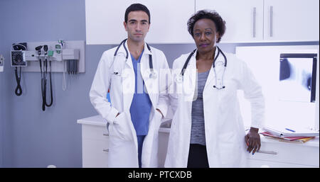 Young Hispanic radiologue debout à côté de médecin clinique de l'intérieur Banque D'Images