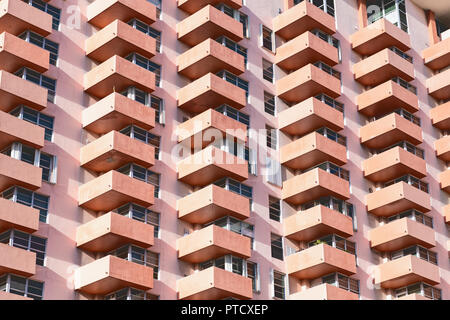 Abstract pattern vue sur la construction de complexes résidentiels, appartement avec de nombreuses fenêtres, balcons peints en rose, orange au cours de journée ensoleillée Banque D'Images