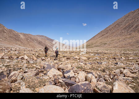 Trek de haute altitude spectaculaire de Keng Shiber à Kara Jilga lac Zorkul qui passe et marche dans l'ombre de l'Afghan Grand Pamir Pamir, Mountain Vues Banque D'Images