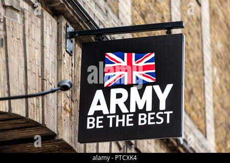 Londres, Royaume-Uni - 12 septembre 2018 : annonce de recrutement de l'Armée recrutement bureau signe, drapeau national, "être le meilleur", slogan dans United Kingd Banque D'Images