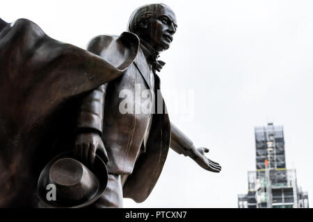 Londres, Royaume-Uni - 12 septembre 2018 : Statue de David Lloyd George, l'ancien Premier Ministre, sculpture en bronze par Glynn Williams à la place du Parlement, avec bi Banque D'Images